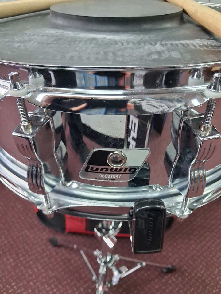 Used Ludwig LM2477RBR Snare Drum Kit - With Rolling Case