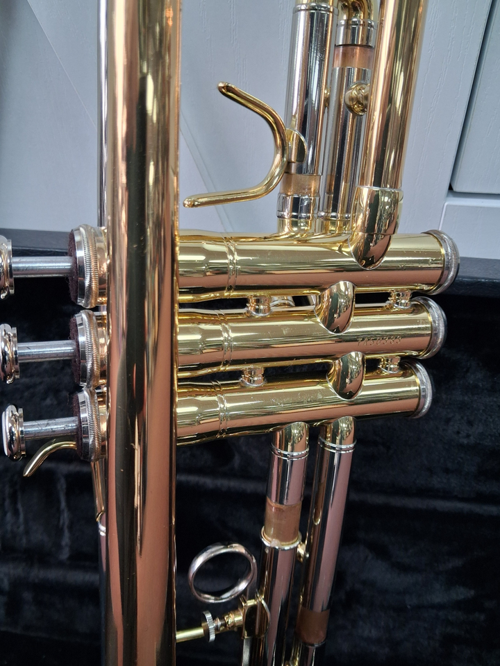 Used Jupiter CEB-660 Bb Student Trumpet - With Hardshell Case and 7C Mouthpiece — Side 2