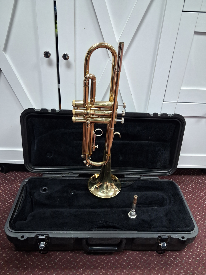 Used Selmer Bach Model 1530 Bb Trumpet - With Hardshell Case and Mouthpiece — Front 2