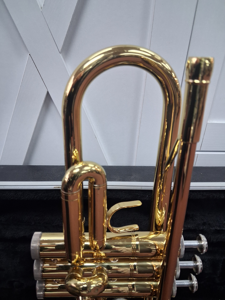 Used Bundy Bundy III Student Bb Trumpet - With Hardshell Case and Mouthpiece — Detail 1
