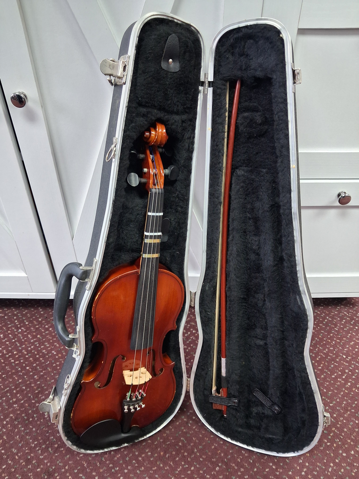 Used Otto Bruckner Model 400124 1/2 Size Student Violin - With Case and Bow — front angle