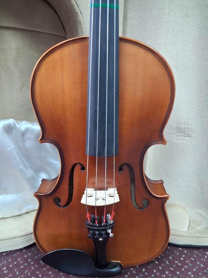 Used Sandner Model 40015 15" Viola - With Case and Bow — three-quarter front view
