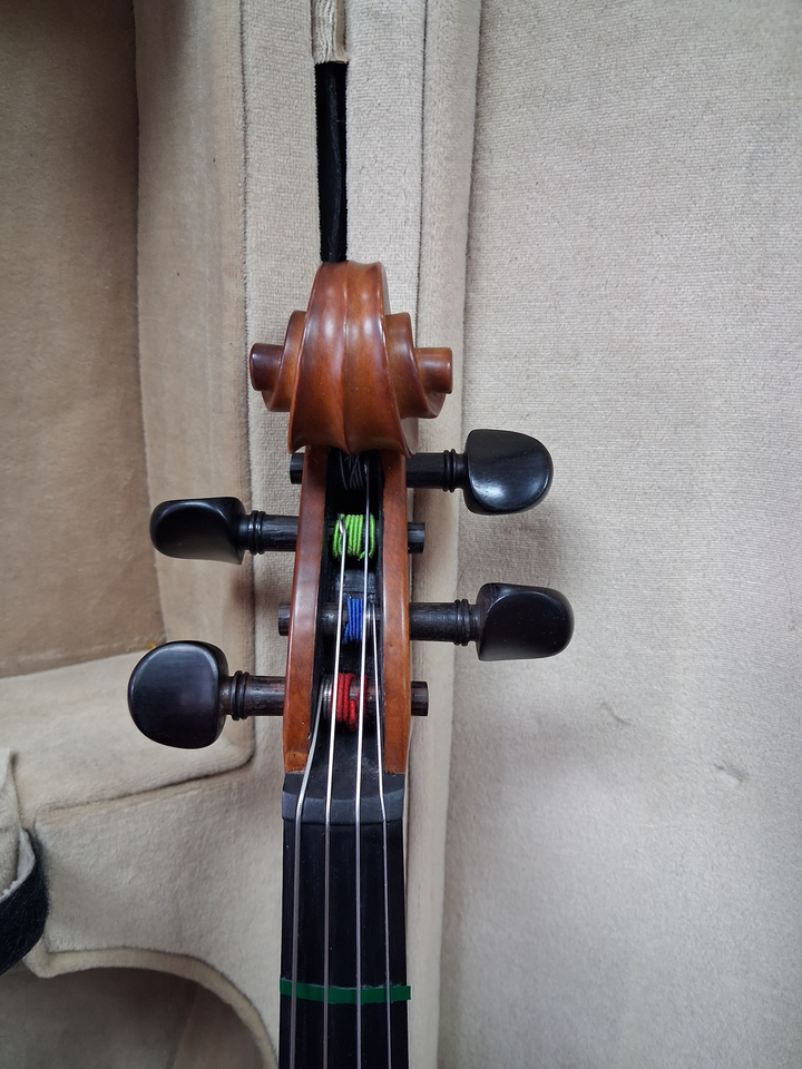 Used Sandner Model 40015 15" Viola - With Case and Bow headstock