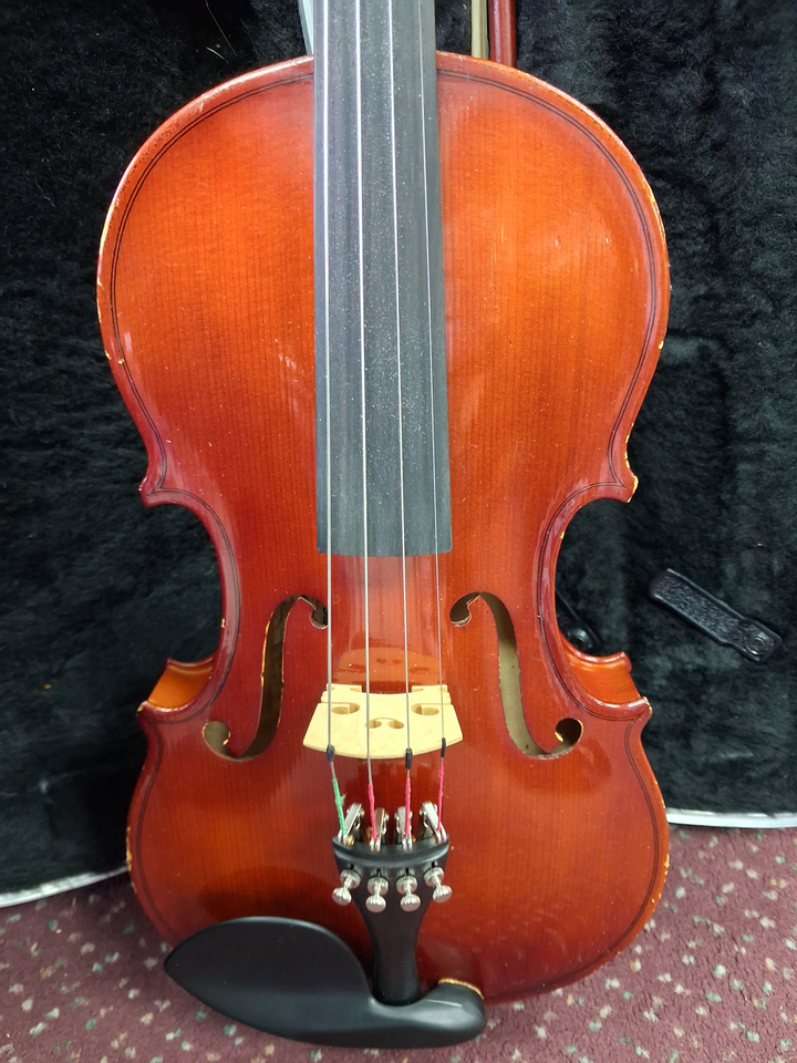 Used Otto Bruckner Model 400124 1/2 Size Student Violin - With Case and Bow — three-quarter front view