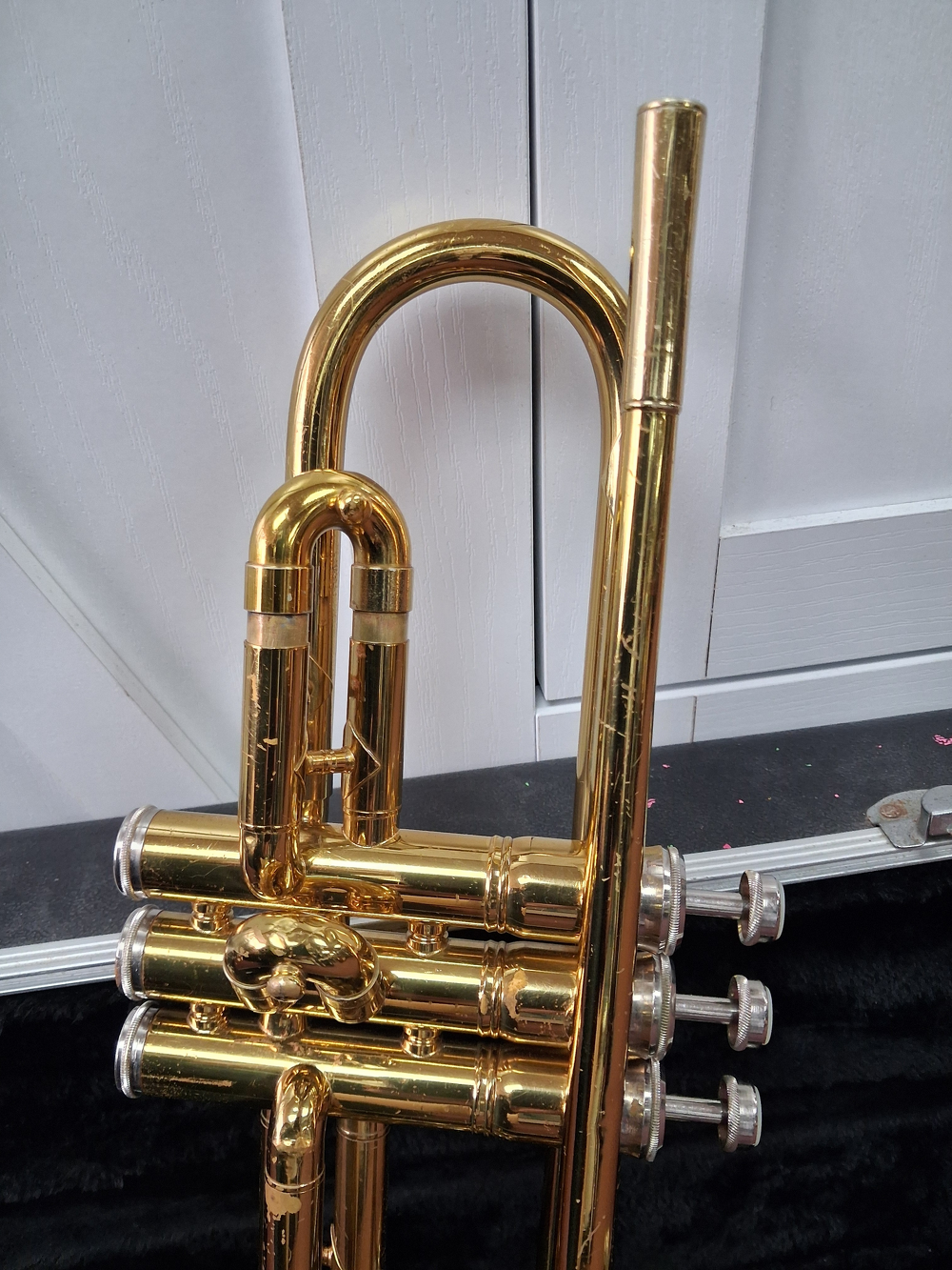 Used King Cleveland (600 Model) Bb Brass Student Trumpet - With Decorated Case and Mouthpiece — side view