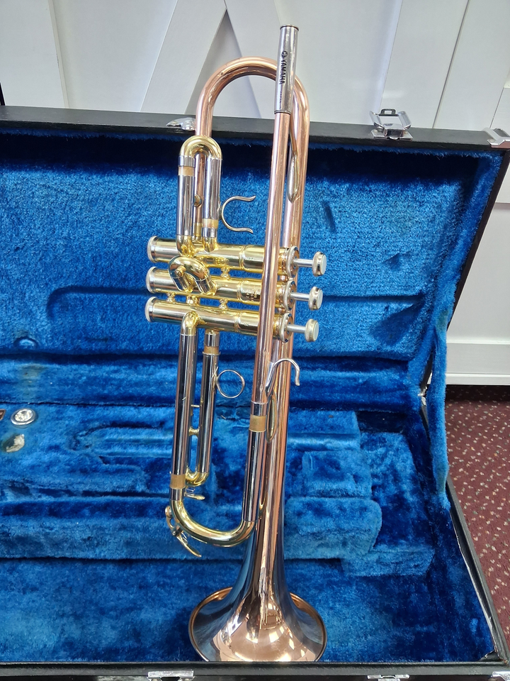 Used Yamaha YTR-634 Professional Brass Trumpet - With Case and Mouthpiece — Side 1