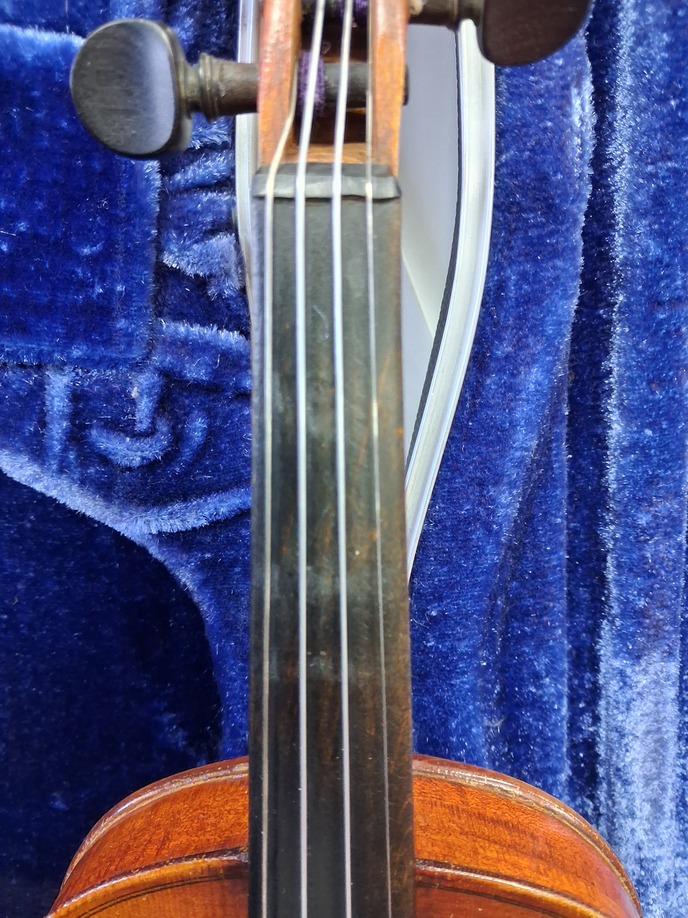 Used German Import 3/4 Student Violin - With Case and Bow — Detail 1
