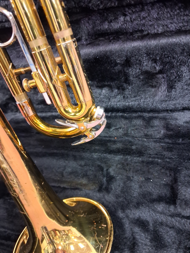 Used King Cleveland (600 Model) Bb Brass Student Trumpet - With Decorated Case and Mouthpiece — Detail 1