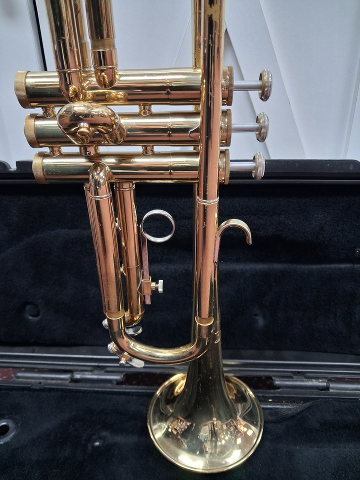 Used Selmer Bach Model 1530 Bb Trumpet - With Hardshell Case and Mouthpiece — Side 3