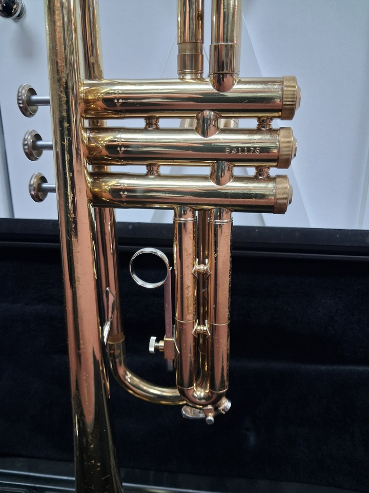 Used Selmer Bach Model 1530 Bb Trumpet - With Hardshell Case and Mouthpiece — Detail 1
