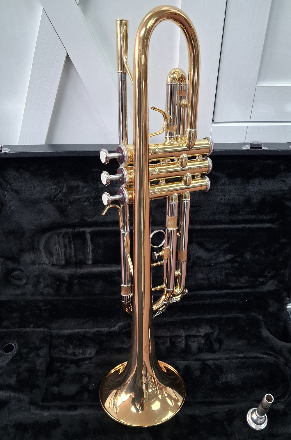 Used Jupiter CEB-660 Bb Student Trumpet - With Hardshell Case and 7C Mouthpiece — Front angle 2