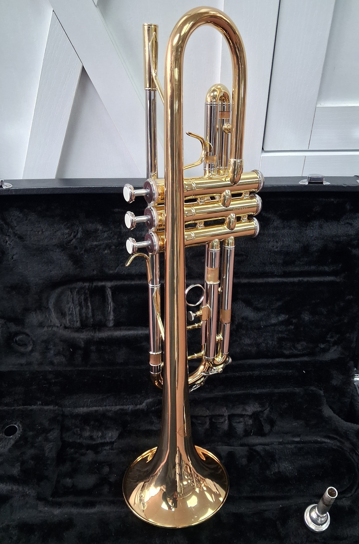 Used Jupiter CEB-660 Bb Student Trumpet - With Hardshell Case and 7C Mouthpiece — Front angle 2