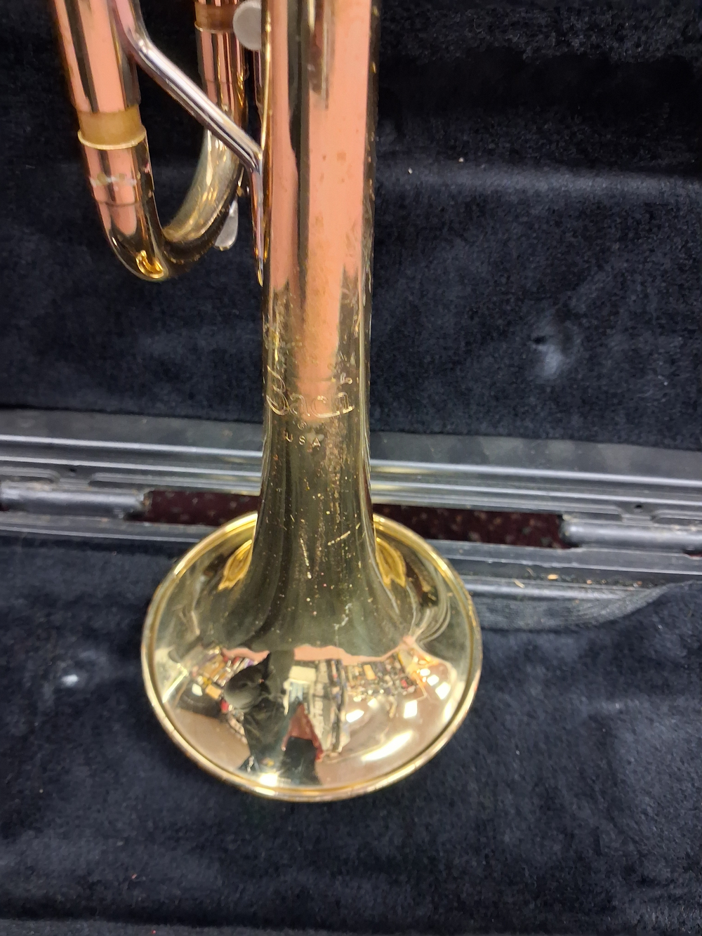 Used Selmer Bach Model 1530 Bb Trumpet - With Hardshell Case and Mouthpiece — Detail 3