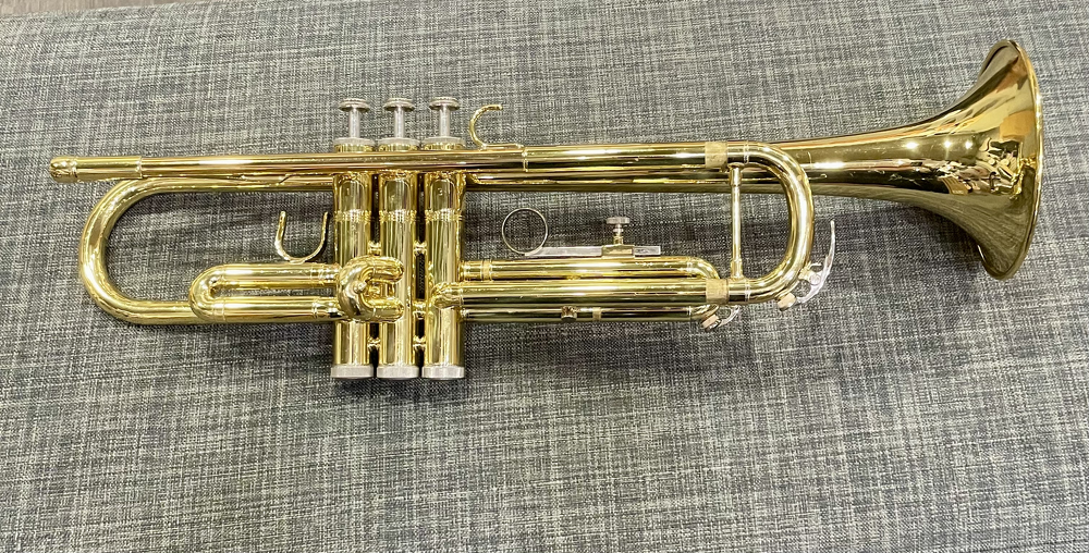 Used Selmer Bundy TR Student Trumpet - With Case and Mouthpiece — side view