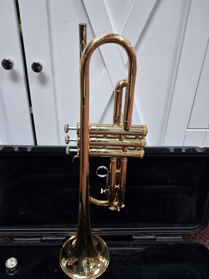 Used Selmer Bach Model 1530 Bb Trumpet - With Hardshell Case and Mouthpiece — Side 1