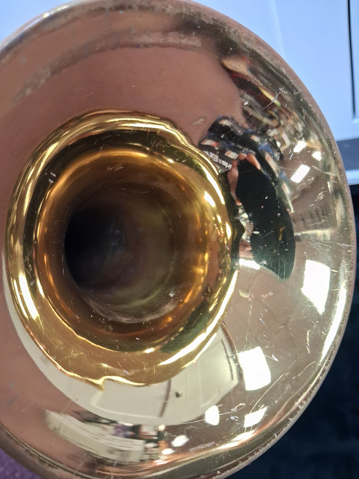 Used King Cleveland (600 Model) Bb Brass Student Trumpet - With Decorated Case and Mouthpiece — Detail 3