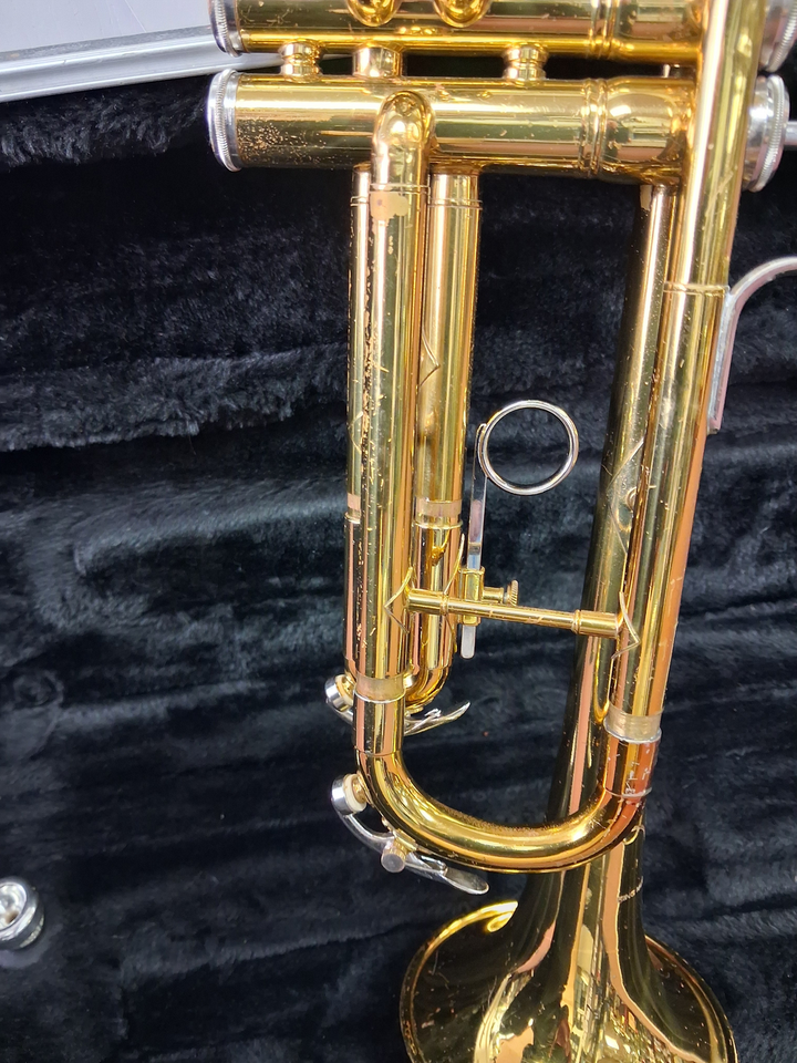 Used King Cleveland (600 Model) Bb Brass Student Trumpet - With Decorated Case and Mouthpiece — Detail 2