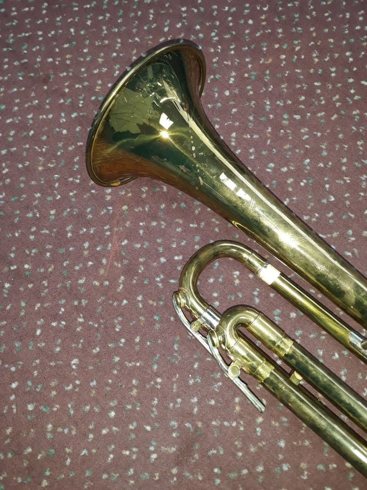 Used Holton Collegiate Bb Trumpet - With Original Case and Mouthpiece 4