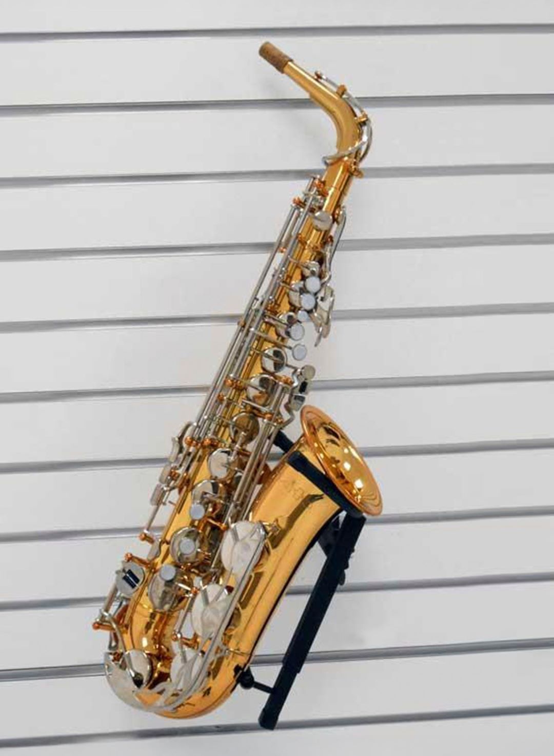 Ingles SA-303 Alto-Tenor Saxophone Holder - For Slatwall 2