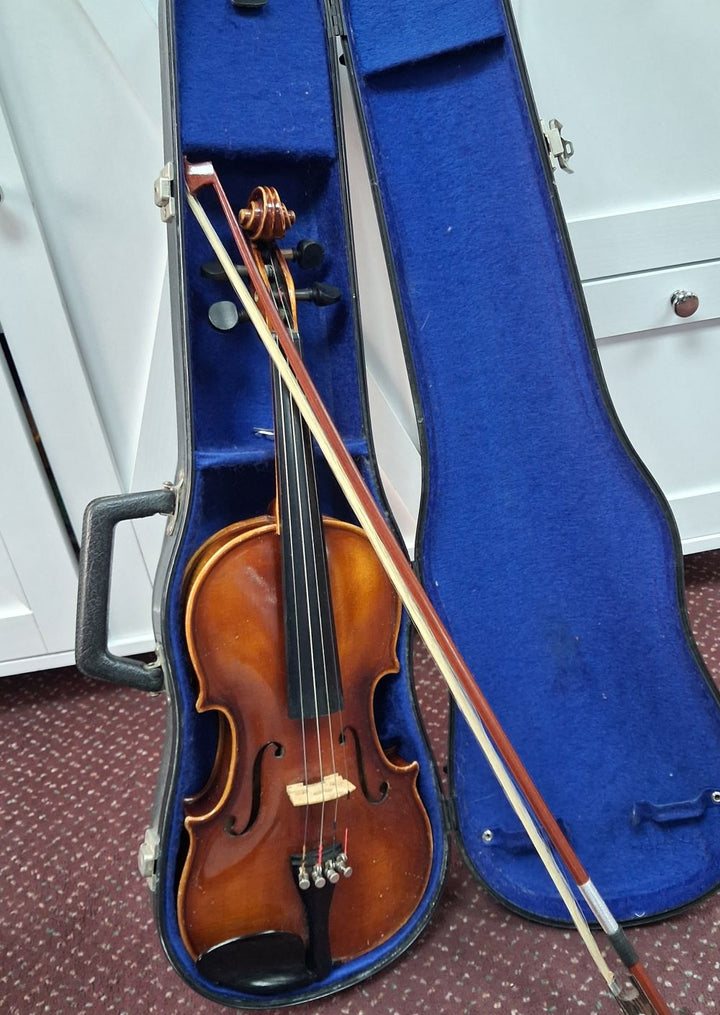 Used E.R. Pfretzschner Model PA241 3/4 Violin - With Case and Bow 6